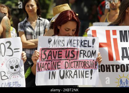 Anti-Impfungs-Demonstranten halten Plakate während der gesamten ukrainischen Protestkundgebung mit dem Titel „für die Familie! Für die Rechte des Kindes! Gegen die medizinische Tyrannei“ in der Nähe des ukrainischen Parlaments im Zentrum von Kiew, Ukraine, am 03. Juli 2020. Die Teilnehmer der Bewegung „Impfungen: Freie Wahl“ und ihre Unterstützer protestieren gegen ein Gesetz, dessen Annahme nach Ansicht von Aktivisten Eltern das Recht auf verweigerte medizinische Interventionen für Kinder entziehen kann. ' (Foto von STR/NurPhoto) Stockfoto