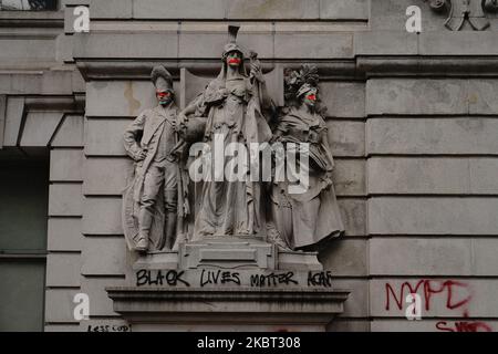 Eine Gruppe von Demonstranten, die mit Black Lives Matter (BLM) und anderen Gruppen in Verbindung stehen, versammeln sich in einem Park und einer angrenzenden Straße außerhalb des Rathauses in Lower Manhattan, während sie weiterhin fordern, dass das New York City Police Department (NYPD) am 1. Juli 2020 in New York City definanziert wird. Trotz einer jüngsten Abstimmung des Stadtrats, die ein neues Budget verabschiedet hat, das erhebliche Kürzungen bei der Polizei vornahm, setzt die Gruppe von Demonstranten ihre Pattsituation mit der Stadt und der Polizei fort. Ähnlich wie die Occupy Wall Street-Bewegung, die den Zuccotti Park monatelang übernahm, stellt die Gruppe nun Lebensmittel, Medizin und inf her Stockfoto