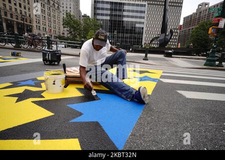 Künstler malen ein massives Wandgemälde „Black Lives Matter“ entlang der Center Street, wo nur einen Block weiter Demonstranten am 03. Juli 2020 in New York City im City Hall Park campen. Das Wandgemälde ist nur eines von vielen, die auf den Straßen von New York gemalt wurden, um Rassismus seit dem 25. Mai, dem Datum des Todes von George Floyd, während er in Polizeigewahrsam in Minneapolis war, zu verurteilen. (Foto von John Nacion/NurPhoto) Stockfoto