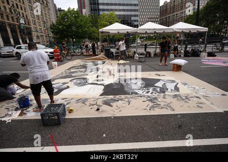 Künstler malen ein massives Wandgemälde „Black Lives Matter“ entlang der Center Street, wo nur einen Block weiter Demonstranten am 03. Juli 2020 in New York City im City Hall Park campen. Das Wandgemälde ist nur eines von vielen, die auf den Straßen von New York gemalt wurden, um Rassismus seit dem 25. Mai, dem Datum des Todes von George Floyd, während er in Polizeigewahrsam in Minneapolis war, zu verurteilen. (Foto von John Nacion/NurPhoto) Stockfoto