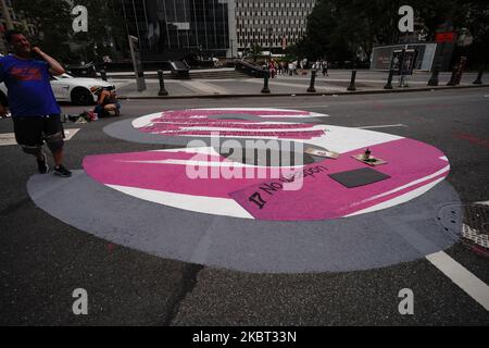 Künstler malen ein massives Wandgemälde „Black Lives Matter“ entlang der Center Street, wo nur einen Block weiter Demonstranten am 03. Juli 2020 in New York City im City Hall Park campen. Das Wandgemälde ist nur eines von vielen, die auf den Straßen von New York gemalt wurden, um Rassismus seit dem 25. Mai, dem Datum des Todes von George Floyd, während er in Polizeigewahrsam in Minneapolis war, zu verurteilen. (Foto von John Nacion/NurPhoto) Stockfoto