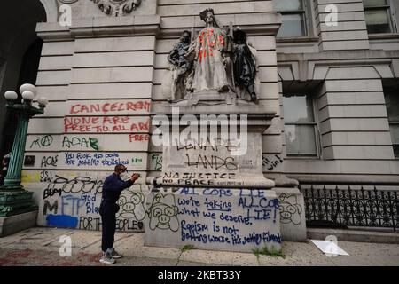 Eine Gruppe von Demonstranten, die mit Black Lives Matter (BLM) und anderen Gruppen in Verbindung stehen, versammeln sich in einem Park und einer angrenzenden Straße außerhalb des Rathauses in Lower Manhattan, während sie weiterhin fordern, dass das New York City Police Department (NYPD) am 1. Juli 2020 in New York City definanziert wird. Trotz einer jüngsten Abstimmung des Stadtrats, die ein neues Budget verabschiedet hat, das erhebliche Kürzungen bei der Polizei vornahm, setzt die Gruppe von Demonstranten ihre Pattsituation mit der Stadt und der Polizei fort. Ähnlich wie die Occupy Wall Street-Bewegung, die den Zuccotti Park monatelang übernahm, stellt die Gruppe nun Lebensmittel, Medizin und inf her Stockfoto