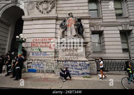 Eine Gruppe von Demonstranten, die mit Black Lives Matter (BLM) und anderen Gruppen in Verbindung stehen, versammeln sich in einem Park und einer angrenzenden Straße außerhalb des Rathauses in Lower Manhattan, während sie weiterhin fordern, dass das New York City Police Department (NYPD) am 1. Juli 2020 in New York City definanziert wird. Trotz einer jüngsten Abstimmung des Stadtrats, die ein neues Budget verabschiedet hat, das erhebliche Kürzungen bei der Polizei vornahm, setzt die Gruppe von Demonstranten ihre Pattsituation mit der Stadt und der Polizei fort. Ähnlich wie die Occupy Wall Street-Bewegung, die den Zuccotti Park monatelang übernahm, stellt die Gruppe nun Lebensmittel, Medizin und inf her Stockfoto