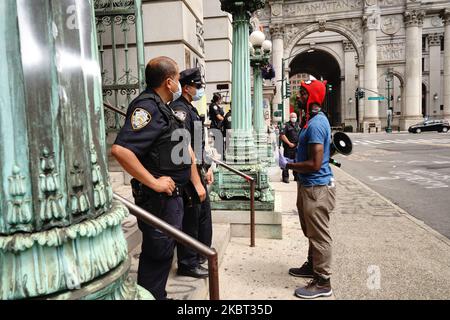 Eine Gruppe von Demonstranten, die mit Black Lives Matter (BLM) und anderen Gruppen in Verbindung stehen, versammeln sich in einem Park und einer angrenzenden Straße außerhalb des Rathauses in Lower Manhattan, während sie weiterhin fordern, dass das New York City Police Department (NYPD) am 1. Juli 2020 in New York City definanziert wird. Trotz einer jüngsten Abstimmung des Stadtrats, die ein neues Budget verabschiedet hat, das erhebliche Kürzungen bei der Polizei vornahm, setzt die Gruppe von Demonstranten ihre Pattsituation mit der Stadt und der Polizei fort. Ähnlich wie die Occupy Wall Street-Bewegung, die den Zuccotti Park monatelang übernahm, stellt die Gruppe nun Lebensmittel, Medizin und inf her Stockfoto