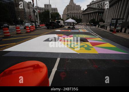 Künstler malen ein massives Wandgemälde „Black Lives Matter“ entlang der Center Street, wo nur einen Block weiter Demonstranten am 03. Juli 2020 in New York City im City Hall Park campen. Das Wandgemälde ist nur eines von vielen, die auf den Straßen von New York gemalt wurden, um Rassismus seit dem 25. Mai, dem Datum des Todes von George Floyd, während er in Polizeigewahrsam in Minneapolis war, zu verurteilen. (Foto von John Nacion/NurPhoto) Stockfoto