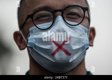 Ein Mann mit Maske nimmt am 4. Juli 2020 an einer Kundgebung gegen das Anti-Terror-Gesetz an der Universität der Philippinen in Quezon City, Philippinen, Teil. Das umstrittene Gesetz wurde gestern, am 3. Juli, vom philippinischen Präsidenten Rodrigo Duterte unterzeichnet. Nach dem neuen Gesetz kann eine Person, die als Terrorist verdächtigt wird, bis zu 24 Tage ohne Haftbefehl inhaftiert, unter Überwachung gestellt und zu lebenslanger Haft verurteilt werden. (Foto: Lisa Marie David/NurPhoto) Stockfoto