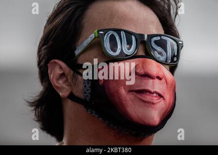 Ein Mann, der eine bedruckte Maske mit dem Gesicht und der Brille des philippinischen Präsidenten Rodrigo Duterte mit dem Text „oust“ trägt, nimmt an einer Kundgebung gegen das Anti-Terror-Gesetz am 4. Juli 2020 an der Universität der Philippinen in Quezon City, Philippinen, Teil. Das umstrittene Gesetz wurde gestern, am 3. Juli, vom philippinischen Präsidenten Rodrigo Duterte unterzeichnet. Nach dem neuen Gesetz kann eine Person, die als Terrorist verdächtigt wird, bis zu 24 Tage ohne Haftbefehl inhaftiert, unter Überwachung gestellt und zu lebenslanger Haft verurteilt werden. (Foto: Lisa Marie David/NurPhoto) Stockfoto