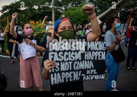 Demonstranten nehmen am 4. Juli 2020 an einer Kundgebung gegen das Anti-Terror-Gesetz an der Universität der Philippinen in Quezon City, Philippinen, Teil. Das umstrittene Gesetz wurde gestern, am 3. Juli, vom philippinischen Präsidenten Rodrigo Duterte unterzeichnet. Nach dem neuen Gesetz kann eine Person, die als Terrorist verdächtigt wird, bis zu 24 Tage ohne Haftbefehl inhaftiert, unter Überwachung gestellt und zu lebenslanger Haft verurteilt werden. (Foto: Lisa Marie David/NurPhoto) Stockfoto