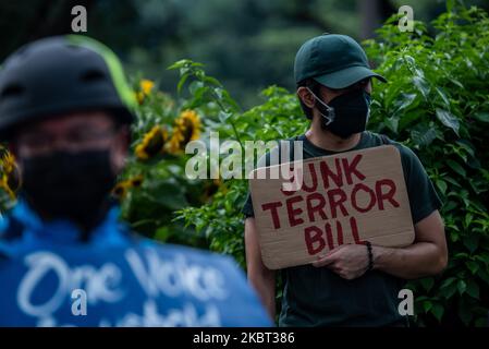 Demonstranten nehmen am 4. Juli 2020 an einer Kundgebung gegen das Anti-Terror-Gesetz an der Universität der Philippinen in Quezon City, Philippinen, Teil. Das umstrittene Gesetz wurde gestern, am 3. Juli, vom philippinischen Präsidenten Rodrigo Duterte unterzeichnet. Nach dem neuen Gesetz kann eine Person, die als Terrorist verdächtigt wird, bis zu 24 Tage ohne Haftbefehl inhaftiert, unter Überwachung gestellt und zu lebenslanger Haft verurteilt werden. (Foto: Lisa Marie David/NurPhoto) Stockfoto