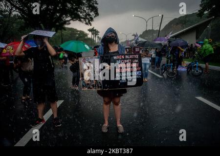 Demonstranten nehmen am 4. Juli 2020 an einer Kundgebung gegen das Anti-Terror-Gesetz an der Universität der Philippinen in Quezon City, Philippinen, Teil. Das umstrittene Gesetz wurde gestern, am 3. Juli, vom philippinischen Präsidenten Rodrigo Duterte unterzeichnet. Nach dem neuen Gesetz kann eine Person, die als Terrorist verdächtigt wird, bis zu 24 Tage ohne Haftbefehl inhaftiert, unter Überwachung gestellt und zu lebenslanger Haft verurteilt werden. (Foto: Lisa Marie David/NurPhoto) Stockfoto