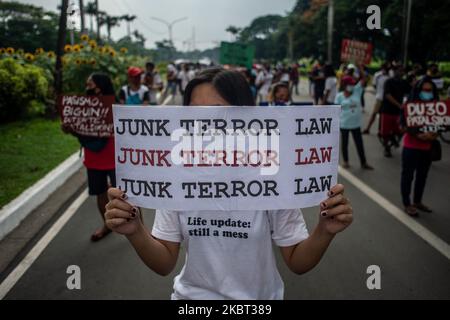 Demonstranten nehmen am 4. Juli 2020 an einer Kundgebung gegen das Anti-Terror-Gesetz an der Universität der Philippinen in Quezon City, Philippinen, Teil. Das umstrittene Gesetz wurde gestern, am 3. Juli, vom philippinischen Präsidenten Rodrigo Duterte unterzeichnet. Nach dem neuen Gesetz kann eine Person, die als Terrorist verdächtigt wird, bis zu 24 Tage ohne Haftbefehl inhaftiert, unter Überwachung gestellt und zu lebenslanger Haft verurteilt werden. (Foto: Lisa Marie David/NurPhoto) Stockfoto