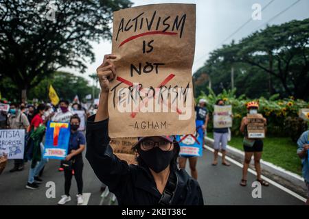 Demonstranten nehmen am 4. Juli 2020 an einer Kundgebung gegen das Anti-Terror-Gesetz an der Universität der Philippinen in Quezon City, Philippinen, Teil. Das umstrittene Gesetz wurde gestern, am 3. Juli, vom philippinischen Präsidenten Rodrigo Duterte unterzeichnet. Nach dem neuen Gesetz kann eine Person, die als Terrorist verdächtigt wird, bis zu 24 Tage ohne Haftbefehl inhaftiert, unter Überwachung gestellt und zu lebenslanger Haft verurteilt werden. (Foto: Lisa Marie David/NurPhoto) Stockfoto