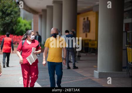 Passanten gehen am 03 2020. Juli in Bogota, Kolumbien, vor dem Einzelhandelsgeschäft von Exito während des zweiten Mehrwertsteuerfreien Tages inmitten der Coronavirus-Pandemie in Kolumbien. Nachdem der erste Mehrwertsteuerfreie Tag Bürgerinfektionen im Land verursacht hatte, untersagten die Regierungsbeamten den Verkauf von Haushaltselektronik wie Fernsehern, Kühlschränken, Laptops und Desktops, die auf phisische Transaktionen gekauft werden sollten, und die nur online gekauft werden konnten, um massive Ausbrüche aufgrund des Ereignisses zu verhindern. (Foto von Sebastian Barros/NurPhoto) Stockfoto