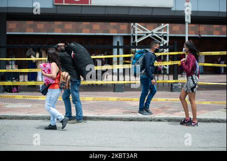 Venezolanische Migranten in Kolumbien, die außerhalb der Stadt leben, versuchen, einen Fahrkartenbus am Busknotenpunkt von Saliter in Bogota zu bekommen, inmitten der Coronavirus-Pandemie in Kolumbien, am 3 2020. Juli in Bogota, Kolumbien. Da das Land aufgrund der neuartigen Coronavirus-Pandemie immer noch vor einer Sperrung steht, sind die Ausfahrten der Städte und Departements seit märz 22 2020 geschlossen, um eine Ausbreitung des Virus in andere Regionen des Landes zu verhindern. (Foto von Sebastian Barros/NurPhoto) Stockfoto