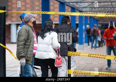 Venezolanische Migranten in Kolumbien, die außerhalb der Stadt leben, versuchen, einen Fahrkartenbus am Busknotenpunkt von Saliter in Bogota zu bekommen, inmitten der Coronavirus-Pandemie in Kolumbien, am 3 2020. Juli in Bogota, Kolumbien. Da das Land aufgrund der neuartigen Coronavirus-Pandemie immer noch vor einer Sperrung steht, sind die Ausfahrten der Städte und Departements seit märz 22 2020 geschlossen, um eine Ausbreitung des Virus in andere Regionen des Landes zu verhindern. (Foto von Sebastian Barros/NurPhoto) Stockfoto