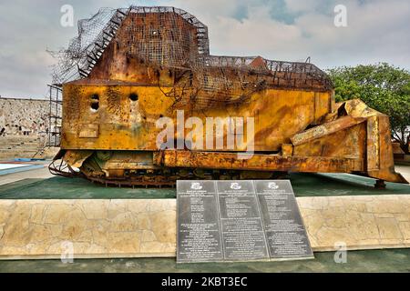 Die Überreste des improvisierten gepanzerten Bulldozers (der anstelle eines Kampfpanzers verwendet wurde), der den Liberation Tigers of Tamil Eelam (LTTE) während der ersten Schlacht am Elephant Pass gehörte, der am 10. August 2017 am Elephant Pass in der nördlichen Provinz Sri Lanka liegt. Der Bulldozer ist Teil des Hasalaka war Hero war Memorial (Hasalaka Gamini war Memorial), das den Corporal Gamini Kularatne des 6 Sinha Regiments (SLSR) aus Sri Lanka ehrt, der am 14. Juli 1991 getötet wurde und den Bulldozer daran hinderte, in die Elephant Pass Army Garnison zu rammen. Korporal Kularatne benutzte zwei Handgranaten, um die zu töten Stockfoto