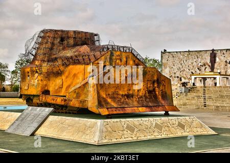 Die Überreste des improvisierten gepanzerten Bulldozers (der anstelle eines Kampfpanzers verwendet wurde), der den Liberation Tigers of Tamil Eelam (LTTE) während der ersten Schlacht am Elephant Pass gehörte, der am 10. August 2017 am Elephant Pass in der nördlichen Provinz Sri Lanka liegt. Der Bulldozer ist Teil des Hasalaka war Hero war Memorial (Hasalaka Gamini war Memorial), das den Corporal Gamini Kularatne des 6 Sinha Regiments (SLSR) aus Sri Lanka ehrt, der am 14. Juli 1991 getötet wurde und den Bulldozer daran hinderte, in die Elephant Pass Army Garnison zu rammen. Korporal Kularatne benutzte zwei Handgranaten, um die zu töten Stockfoto