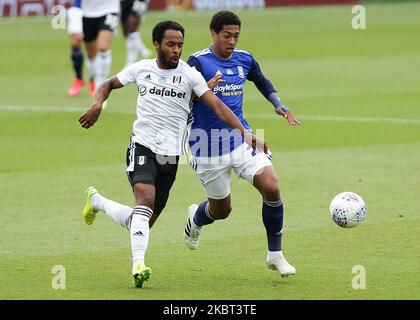 Dennis Odoi aus Fulham kämpft am Samstag, dem 4.. Juli 2020, gegen Jude Bellingham aus Birmingham City während des Sky Bet Championship-Spiels zwischen Fulham und Birmingham City im Craven Cottage, London. (Foto von Jacques Feeney/MI News/NurPhoto) Stockfoto