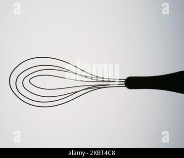 Umriss eines Eierbehasses vor weißem Hintergrund. Platz kopieren Stockfoto