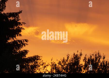 Wolken in einem sehr bunten Himmel während eines sommerlichen Sonnenuntergangs in Estland Stockfoto