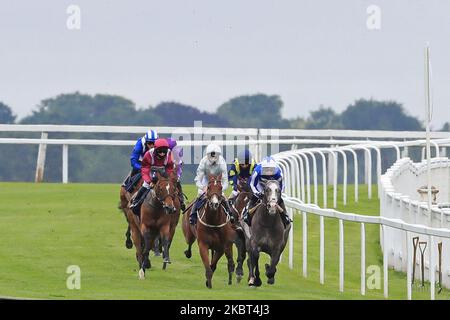 Shine so bright with S De Sousa and Safe Voyage with Jockey Jason Hart führte am 4. Juli 2020 die Investec Surrey Stakes bei Epsom Downs südlich von London an, die im Juni verschoben wurde und aufgrund der COVID-19-Pandemie hinter verschlossenen Türen ausgetragen wurde (Foto: Jon Bromley/MI News/NurPhoto) Stockfoto
