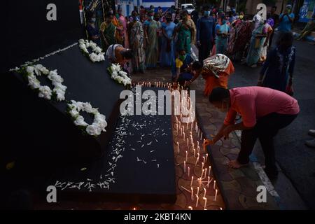 Die Menschen huldigen den 20 Soldaten Indiens, die während des jüngsten Konflikts im Galwan-Tal, Indien, gemartert wurden, indem sie Kerzen anzünden. Am 15.. Juni 2020 wurde in Kalkutta, Indien, ein Kondolenzprogramm organisiert. (Foto von Sukhomoy Sen/NurPhoto) Stockfoto