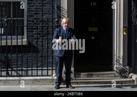 Der britische Premierminister Boris Johnson nimmt am landesweiten Applaus für die Mitarbeiter des Gesundheitsdienstes vor der Downing Street 10 Teil, um den 72.. Jahrestag der Eröffnung des Nationalen Gesundheitsdienstes am 05. Juli 2020 in London, England, zu begehen. (Foto von Wiktor Szymanowicz/NurPhoto) Stockfoto