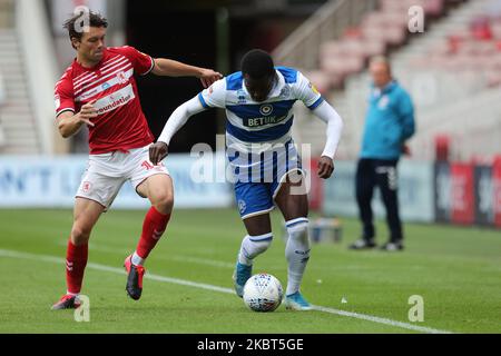 Jonny Howson von Middlesbrough in Aktion mit dem hellen Osayi-Samuel der Queens Park Rangers während des Sky Bet Championship-Spiels zwischen Middlesbrough und Queens Park Rangers am 5. Juli 2020 im Riverside Stadium, Middlesbrough, England. (Foto von Mark Fletcher/MI News/NurPhoto) Stockfoto