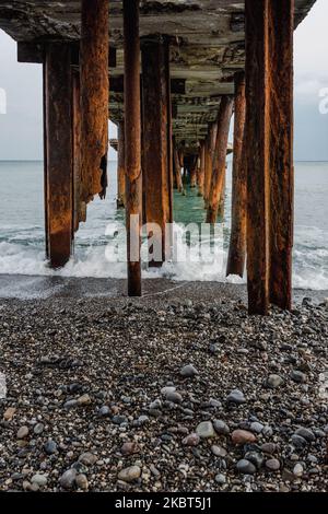 Alter, kaputter Pier am Strand von Aluschta. Krim Stockfoto