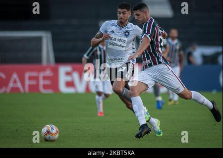 Spieler während der Ballaufteilung während eines Spiels zwischen Fluminense und Botafogo, das für das Semifinale des Rio Cup der Carioca Championship 2020 gültig ist und am 5. Juli 2020 im Nilton Santos Stadium (Engenhao) in der nördlichen Zone von Rio de Janeiro, Brasilien, stattfindet. Die Spiele der Rio-Meisterschaft finden während der Zeit der sozialen Isolation (Quarantäne) statt und finden ohne die Anwesenheit eines Publikums (Fans) statt. (Foto von Allan Carvalho/NurPhoto) Stockfoto