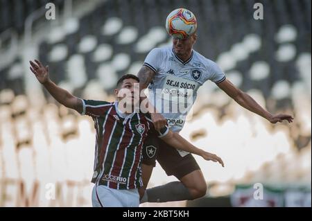 Spieler während der Ballaufteilung während eines Spiels zwischen Fluminense und Botafogo, das für das Semifinale des Rio Cup der Carioca Championship 2020 gültig ist und am 5. Juli 2020 im Nilton Santos Stadium (Engenhao) in der nördlichen Zone von Rio de Janeiro, Brasilien, stattfindet. Die Spiele der Rio-Meisterschaft finden während der Zeit der sozialen Isolation (Quarantäne) statt und finden ohne die Anwesenheit eines Publikums (Fans) statt. (Foto von Allan Carvalho/NurPhoto) Stockfoto