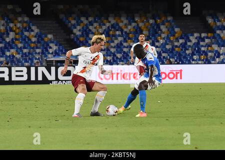 Kalidou Koulibaly vom SSC Napoli kämpft am 5. Juli 2020 mit Nicolo Zaniolo von AS Roma im Stadio San Paolo Napoli Italien um den Ball im Spiel der Serie A zwischen SSC Napoli und AS Roma. (Foto von Franco Romano/NurPhoto) Stockfoto