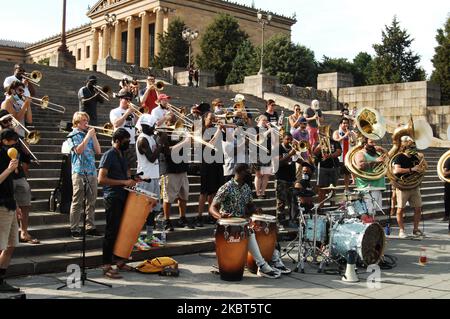 Eine Orchesterband aus Philadelphia, bekannt als The Brotherhood, spielte vor dem Philadelphia Art Museum für eine Menge von etwa hundert Zuschauern, um die Black Lives Matter Bewegung zu unterstützen, die Gerechtigkeit für alle schwarzen Männer, Frauen, Kinder und Transgender-Leute, die am 5. Juli 2020 in Philadelphia, PA, ihr Leben der Weißen Suprematie und den von ihr propagierten Systemen verloren haben. (Foto von Cory Clark/NurPhoto) Stockfoto