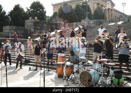 Eine Orchesterband aus Philadelphia, bekannt als The Brotherhood, spielte vor dem Philadelphia Art Museum für eine Menge von etwa hundert Zuschauern, um die Black Lives Matter Bewegung zu unterstützen, die Gerechtigkeit für alle schwarzen Männer, Frauen, Kinder und Transgender-Leute, die am 5. Juli 2020 in Philadelphia, PA, ihr Leben der Weißen Suprematie und den von ihr propagierten Systemen verloren haben. (Foto von Cory Clark/NurPhoto) Stockfoto