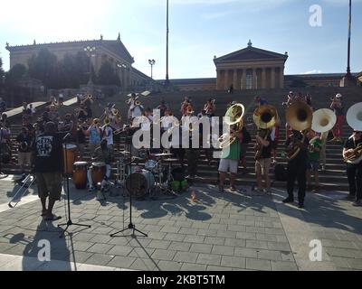 Eine Orchesterband aus Philadelphia, bekannt als The Brotherhood, spielte vor dem Philadelphia Art Museum für eine Menge von etwa hundert Zuschauern, um die Black Lives Matter Bewegung zu unterstützen, die Gerechtigkeit für alle schwarzen Männer, Frauen, Kinder und Transgender-Leute, die am 5. Juli 2020 in Philadelphia, PA, ihr Leben der Weißen Suprematie und den von ihr propagierten Systemen verloren haben. (Foto von Cory Clark/NurPhoto) Stockfoto