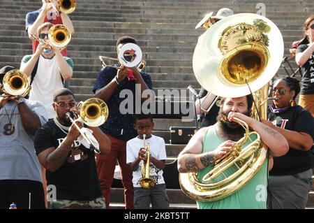 Eine Orchesterband aus Philadelphia, bekannt als The Brotherhood, spielte vor dem Philadelphia Art Museum für eine Menge von etwa hundert Zuschauern, um die Black Lives Matter Bewegung zu unterstützen, die Gerechtigkeit für alle schwarzen Männer, Frauen, Kinder und Transgender-Leute, die am 5. Juli 2020 in Philadelphia, PA, ihr Leben der Weißen Suprematie und den von ihr propagierten Systemen verloren haben. (Foto von Cory Clark/NurPhoto) Stockfoto