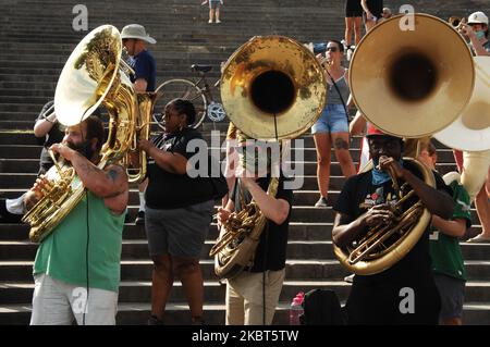 Eine Orchesterband aus Philadelphia, bekannt als The Brotherhood, spielte vor dem Philadelphia Art Museum für eine Menge von etwa hundert Zuschauern, um die Black Lives Matter Bewegung zu unterstützen, die Gerechtigkeit für alle schwarzen Männer, Frauen, Kinder und Transgender-Leute, die am 5. Juli 2020 in Philadelphia, PA, ihr Leben der Weißen Suprematie und den von ihr propagierten Systemen verloren haben. (Foto von Cory Clark/NurPhoto) Stockfoto