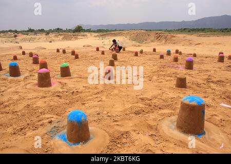 Der indische Sandkünstler Ajay Rawat schuf am ersten Montag des Sawan-Monats in Pushkar, Rajasthan, Indien, am 6. Juli 2020 108 Shivalings. (Foto von Himanshu Sharma/NurPhoto) Stockfoto