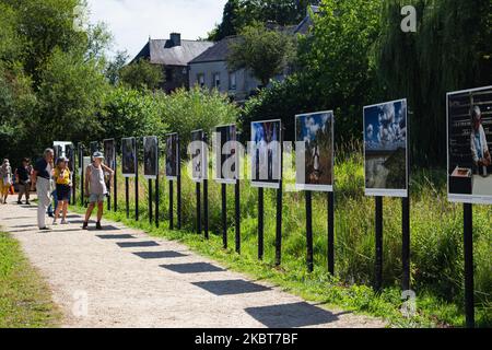 Menschen schauen sich Fotos während des Gacilly Outdoor Photography Festivals in La Gacilly, Frankreich, am 7. Juli 2020 an, das bis zum 31. 2020. Oktober läuft. Trotz sanitärer Einschränkungen hat sich das Festival organisiert, um Besucher willkommen zu heißen. In dieser Ausgabe 2020 werden Südamerika und der Erhalt der biologischen Vielfalt in den Fokus gerückt. 350 Fotografen werden ausgestellt, darunter Pablo Corral Vega, Greg Lecoeur oder Sebastiao Salgado. (Foto von Antoine Cheville/NurPhoto) Stockfoto