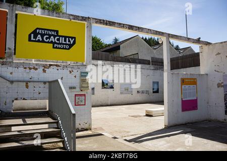 Eintritt zum Outdoor-Fotofestival von La Gacilly, Frankreich, am 7. Juli 2020, das bis zum 31. 2020. Oktober läuft. Trotz sanitärer Einschränkungen hat sich das Festival organisiert, um Besucher willkommen zu heißen. In dieser Ausgabe 2020 werden Südamerika und der Erhalt der biologischen Vielfalt in den Fokus gerückt. 350 Fotografen werden ausgestellt, darunter Pablo Corral Vega, Greg Lecoeur oder Sebastiao Salgado. (Foto von Antoine Cheville/NurPhoto) Stockfoto