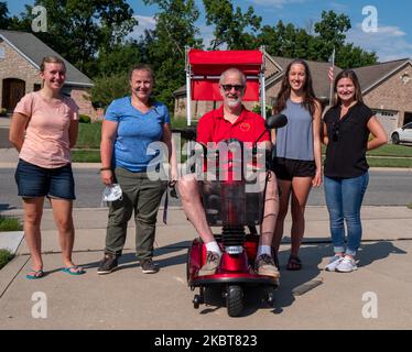 Ein Team von ausschließlich weiblichen Ingenieuren der University of Cincinnati und Quality of Life Plus liefert Mike Donnelly ein konvertibles Top-Gerät zur Verwendung auf seinem Roller. Mike, ein Vietnam-Veteran, ist legal blind und hat aufgrund seiner Gefährdung durch Agent Orange Mobilitätsprobleme. Das Cabrio-Top bietet Mike Schutz vor den Elementen, während er seinen Roller benutzt. Die Studenten arbeiteten mit Quality of Life Plus von zu Hause aus, um das Gerät zu beenden und an seinem Geburtstag im Gefolge der Coronavirus COVID-19 Pandemie an Mike zu übergeben. Dienstag, 7. Juli 2020, in Cincinnati, Ohio, Usa. (Foto von Stockfoto