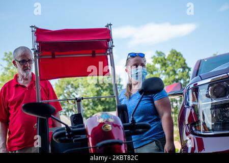 Ein Team von ausschließlich weiblichen Ingenieuren der University of Cincinnati und Quality of Life Plus liefert Mike Donnelly ein konvertibles Top-Gerät zur Verwendung auf seinem Roller. Mike, ein Vietnam-Veteran, ist legal blind und hat aufgrund seiner Gefährdung durch Agent Orange Mobilitätsprobleme. Das Cabrio-Top bietet Mike Schutz vor den Elementen, während er seinen Roller benutzt. Die Studenten arbeiteten mit Quality of Life Plus von zu Hause aus, um das Gerät zu beenden und an seinem Geburtstag im Gefolge der Coronavirus COVID-19 Pandemie an Mike zu übergeben. Dienstag, 7. Juli 2020, in Cincinnati, Ohio, Usa. (Foto von Stockfoto