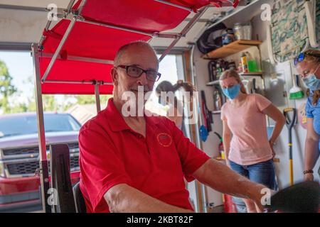 Ein Team von ausschließlich weiblichen Ingenieuren der University of Cincinnati und Quality of Life Plus liefert Mike Donnelly ein konvertibles Top-Gerät zur Verwendung auf seinem Roller. Mike, ein Vietnam-Veteran, ist legal blind und hat aufgrund seiner Gefährdung durch Agent Orange Mobilitätsprobleme. Das Cabrio-Top bietet Mike Schutz vor den Elementen, während er seinen Roller benutzt. Die Studenten arbeiteten mit Quality of Life Plus von zu Hause aus, um das Gerät zu beenden und an seinem Geburtstag im Gefolge der Coronavirus COVID-19 Pandemie an Mike zu übergeben. Dienstag, 7. Juli 2020, in Cincinnati, Ohio, Usa. (Foto von Stockfoto