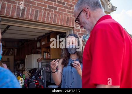 Ein Team von ausschließlich weiblichen Ingenieuren der University of Cincinnati und Quality of Life Plus liefert Mike Donnelly ein konvertibles Top-Gerät zur Verwendung auf seinem Roller. Mike, ein Vietnam-Veteran, ist legal blind und hat aufgrund seiner Gefährdung durch Agent Orange Mobilitätsprobleme. Das Cabrio-Top bietet Mike Schutz vor den Elementen, während er seinen Roller benutzt. Die Studenten arbeiteten mit Quality of Life Plus von zu Hause aus, um das Gerät zu beenden und an seinem Geburtstag im Gefolge der Coronavirus COVID-19 Pandemie an Mike zu übergeben. Dienstag, 7. Juli 2020, in Cincinnati, Ohio, Usa. (Foto von Stockfoto