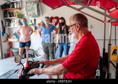 Ein Team von ausschließlich weiblichen Ingenieuren der University of Cincinnati und Quality of Life Plus liefert Mike Donnelly ein konvertibles Top-Gerät zur Verwendung auf seinem Roller. Mike, ein Vietnam-Veteran, ist legal blind und hat aufgrund seiner Gefährdung durch Agent Orange Mobilitätsprobleme. Das Cabrio-Top bietet Mike Schutz vor den Elementen, während er seinen Roller benutzt. Die Studenten arbeiteten mit Quality of Life Plus von zu Hause aus, um das Gerät zu beenden und an seinem Geburtstag im Gefolge der Coronavirus COVID-19 Pandemie an Mike zu übergeben. Dienstag, 7. Juli 2020, in Cincinnati, Ohio, Usa. (Foto von Stockfoto