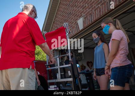 Ein Team von ausschließlich weiblichen Ingenieuren der University of Cincinnati und Quality of Life Plus liefert Mike Donnelly ein konvertibles Top-Gerät zur Verwendung auf seinem Roller. Mike, ein Vietnam-Veteran, ist legal blind und hat aufgrund seiner Gefährdung durch Agent Orange Mobilitätsprobleme. Das Cabrio-Top bietet Mike Schutz vor den Elementen, während er seinen Roller benutzt. Die Studenten arbeiteten mit Quality of Life Plus von zu Hause aus, um das Gerät zu beenden und an seinem Geburtstag im Gefolge der Coronavirus COVID-19 Pandemie an Mike zu übergeben. Dienstag, 7. Juli 2020, in Cincinnati, Ohio, Usa. (Foto von Stockfoto