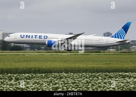 Die Boeing 787-10 Dreamliner von United Airlines wurde am 2. Juli 2020 bei der endgültigen Landung auf dem niederländischen Flughafen Amsterdam Schiphol AMS EHAM aus Newark EWR, New York, NY, USA, gesehen. Das moderne, moderne und fortschrittliche Großkarosserie-Flugzeug verfügt über die neue Lackierung und die Zulassung von N12010 und 2x GE-Triebwerken. United UA UAL ist die drittgrößte Fluggesellschaft der Welt und Mitglied der Luftfahrtallianz Star Alliance. United verbindet die USA mit Europa und den Niederlanden mit Fracht- und Passagierflügen während der Covid-19-Coronavirus-Pandemie. (Foto von Nicolas Stockfoto