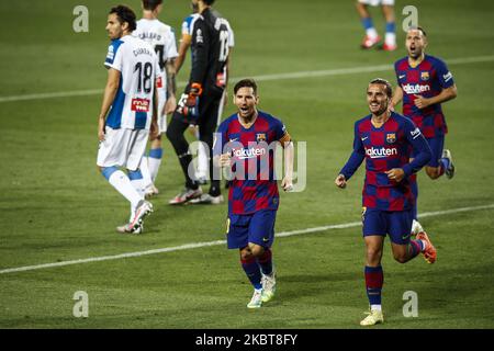 10 Leo Messi vom FC Barcelona und 17 Antoine Griezmann vom FC Barcelona feierten ein Tor während des La Liga-Spiels zwischen dem FC Barcelona und der RCD Espanyol am 08. Juli 2020 in Barcelona, Spanien. (Foto von Xavier Bonilla/NurPhoto) Stockfoto