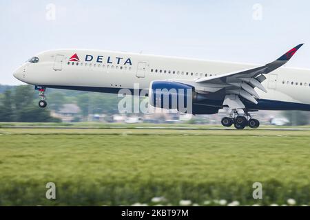 Delta Air Lines Airbus A350-900, gesehen bei der endgültigen Landung auf dem niederländischen Flughafen Amsterdam Schiphol AMS EHAM. Das moderne und fortschrittliche Großkörperflugzeug Delta Airlines hat die Registrierung N512DN und wird von 2x RR-Düsenmotoren angetrieben. Delta DL DAL ist die zweitgrößte Fluggesellschaft der Welt mit Hauptsitz in Atlanta, Georgia, USA und Mitglied der SkyTeam-Luftfahrtallianz. Delta verbindet mit transatlantischen Flügen die Vereinigten Staaten von Amerika mit den Niederlanden und Europa während der Ära der Coronavirus-Pandemie Covid-19. 2. Juli 2020 (Foto von Nicolas Stockfoto