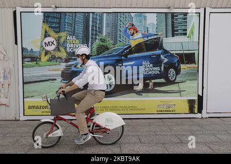 Ein Radfahrer in der Polanco-Region von Mexiko-Stadt während einer rot-orange Ampeländerung durch COVID-19 in Mexiko-Stadt, Mexiko, am 8. Juli 2020. Als die rote bis orangefarbene Ampel gerade ausgesprochen wurde, öffneten verschiedene Geschäfte und Geschäfte im Polanco-Viertel und im historischen Zentrum von Mexiko-Stadt ihre Räume, um ihre Kunden zu empfangen, nachdem sie mehrere Monate lang während der gesundheitlichen Notlage des COVID-19 in Mexiko ohne ihre Dienste angeboten hatten. (Foto von Gerardo Vieyra/NurPhoto) Stockfoto